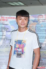 组图：黄浩然有意携子学舞狮