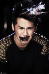 高清组图：曹格MV半裸上阵 小丑妆演绎灰暗心情