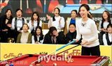 组图：韩国小姐穿皮草露蛮腰齐聚台球大赛