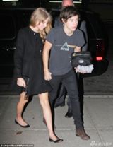 组图：泰勒与小男友十指紧扣深夜同回酒店