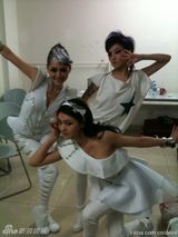 幻灯图：小S玩微博不亦乐乎 大秀宝贝女儿可爱照