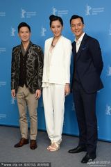 组图：思漩亮相柏林西服中性风帅气