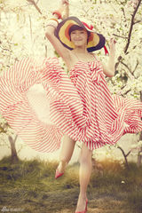 组图：万茜田园写真 飘逸长裙显自信清新