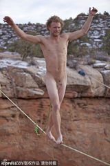 组图：美男子全裸走钢索 安全帶绑在下体