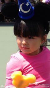 组图：Angela生活照宛若时装秀 超萌小妞爱发箍