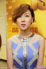 组图：陈慧娴泳儿潮装出席《劲歌金曲》录影