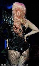 组图：LadyGaga巡演骚味浓 穿肉片装与猛男肉搏