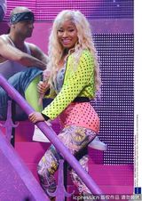 组图：麻辣鸡个唱粉丝强行上台 与保镖激烈扭打