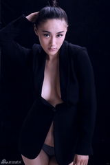 组图：于佳加拍惹火写真 制服诱惑大露事业线