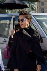 组图：张歆艺巴黎时装周看秀 酷炫黑超遮面霸气