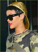 组图：蕾哈娜迷彩T恤秀蛮腰 金色棒球帽抢眼