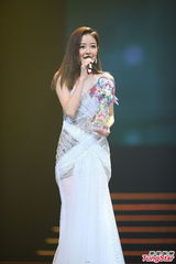 组图：李宇春榜中榜揽3奖 蔡依林险走光