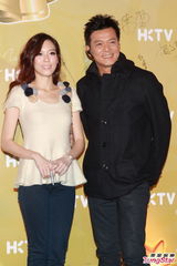 组图：香港电视办圣诞派对 王维基招揽亚视弃将