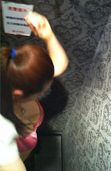 组图：女星孟茜商场试衣遭偷拍 粉红色内衣裹爆乳