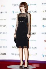 组图：韩孝珠透视黑裙走红毯神秘性感