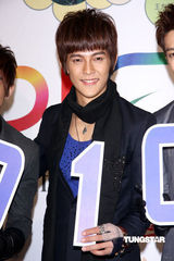 幻灯图集：林宥嘉年底忙不停 联手飞轮海宣告跨年 