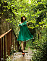 组图：秦岚全新写真拥抱大自然 展现清新美态