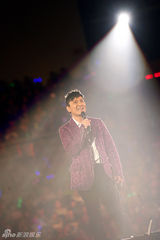 幻灯图：张信哲北京个唱演绎20年经典 打造万人KTV