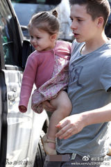 组图：小贝长子抱七公主出镜 温馨有爱羡煞网友