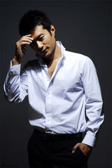 组图：演员谭凯最新写真曝光 彰显成熟男人魅力