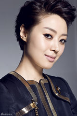 组图：范志博写真知性 短发俏丽笑容醇美