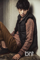 组图：韩歌手郑俊英时尚写真 展休闲绅士风