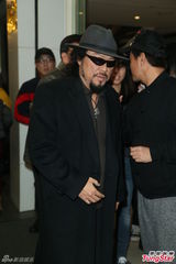 组图：吴宗宪等赴高凌风灵堂悼念 张菲频抹泪