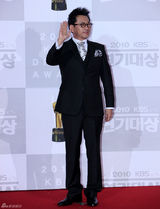 组图：韩国KBS演技大赏颁奖 张赫文根英等出席