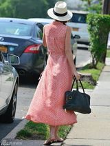 组图：米兰达碎花裙戴五边形黑超 展甜美时尚风