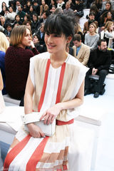 组图：IT GIRL陈燃现身巴黎时装周Chloé秀场