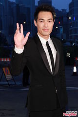 组图：杨佑宁黑色西装走红毯尽显男人味