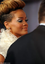 高清组图：蕾哈娜亮相格莱美羽毛长裙纯洁如圣女