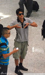 组图：郭富城现身上海机场打扮休闲运气发功