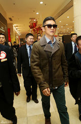 组图：黄志忠亮相活动引围观 款型大叔人气高