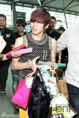 组图：INFINITE成员东雨Hoya为专辑活动赴美