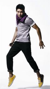 组图：立威廉写真露腹肌 彰显阳刚本色