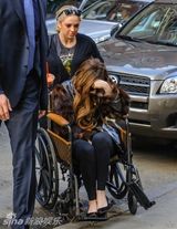 组图：Gaga步行去瑜伽治疗 坐轮椅众人护驾