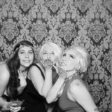 组图：GaGa镀金轮椅首亮相 被胞妹举起小肚微凸