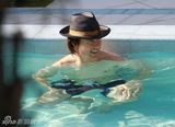 组图：汤姆-克鲁斯半裸载歌载舞 泳池玩水仍绅士