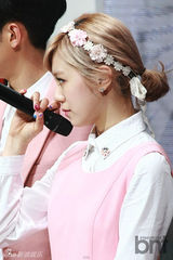 组图：MBLAQ等献艺《THE SHOW》 女歌手拼性感