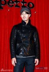 组图：韩星车胜元韩惠珍点亮某品牌三周年纪念