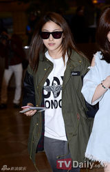 组图：Kara便装赴日 姜智英美颜具荷拉掩面