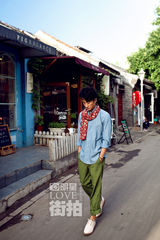 明星爱街拍：黄轩简约街拍 穿梭巷弄淡然随性