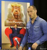 组图：《唐海明威》发布会 裘德-洛顶半秃脑门