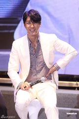 高清组图：车胜元台北会粉丝 展示熟男魅力