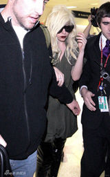 幻灯图集：Lady GaGa新发型亮相 真空装露肚脐