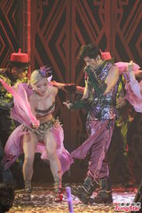 组图：周杰伦开个唱大秀人鱼线 张智霖同台助阵