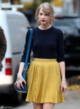 组图：泰勒-斯威夫特街拍深蓝色毛衣搭配百褶裙