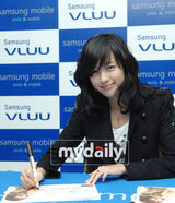 幻灯图：韩孝珠清新装扮现身首尔粉丝签名会