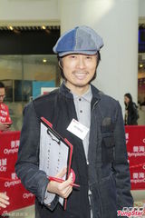 组图：黄子华入选男神榜 自嘲吃云吞有一手